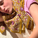 Grand foulard N°115 Caramel porté par une femme allongée