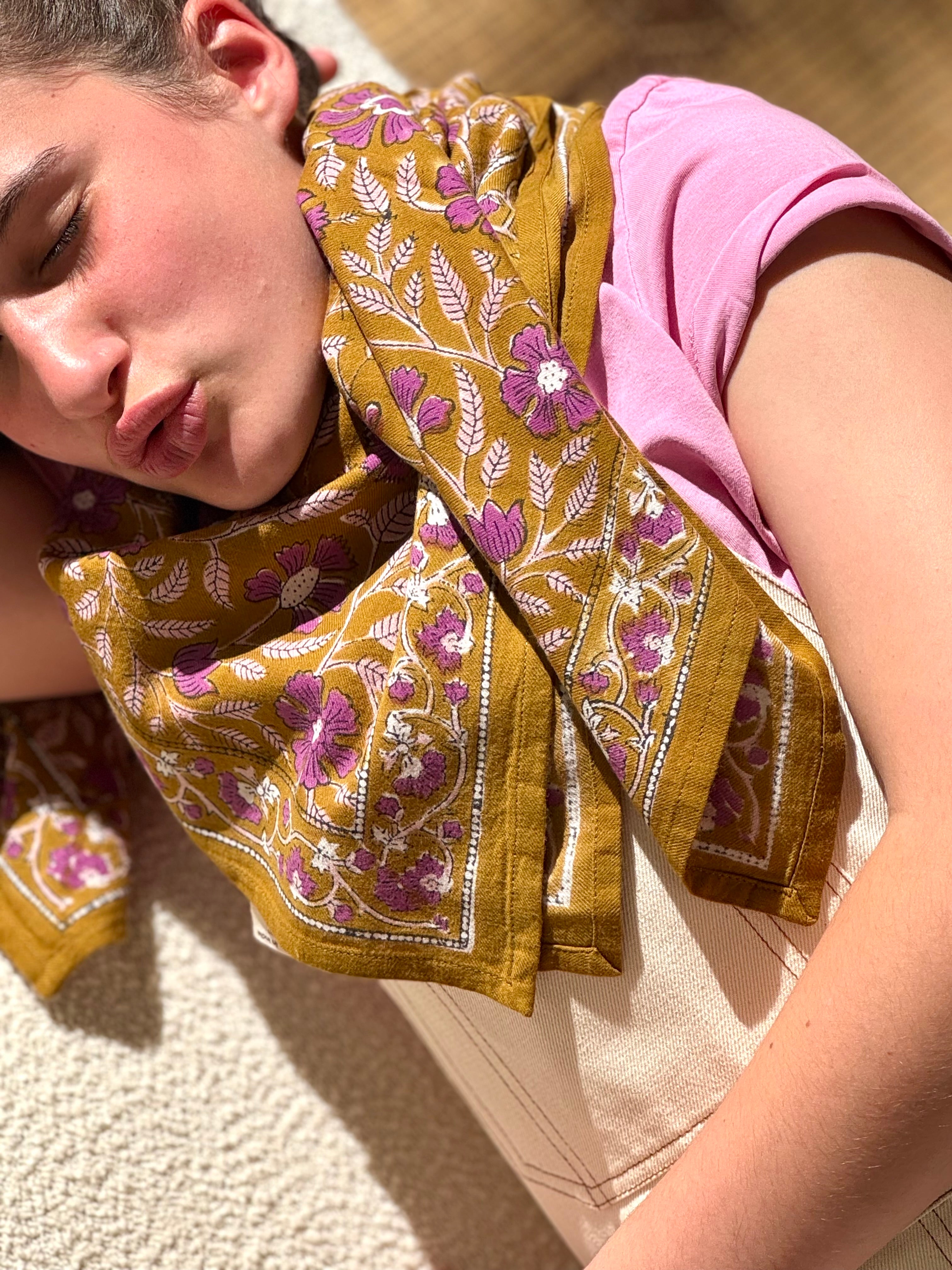 Grand foulard N°115 Caramel porté par une femme allongée