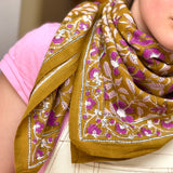 Gros plan sur le grand foulard N°115 Caramel noué