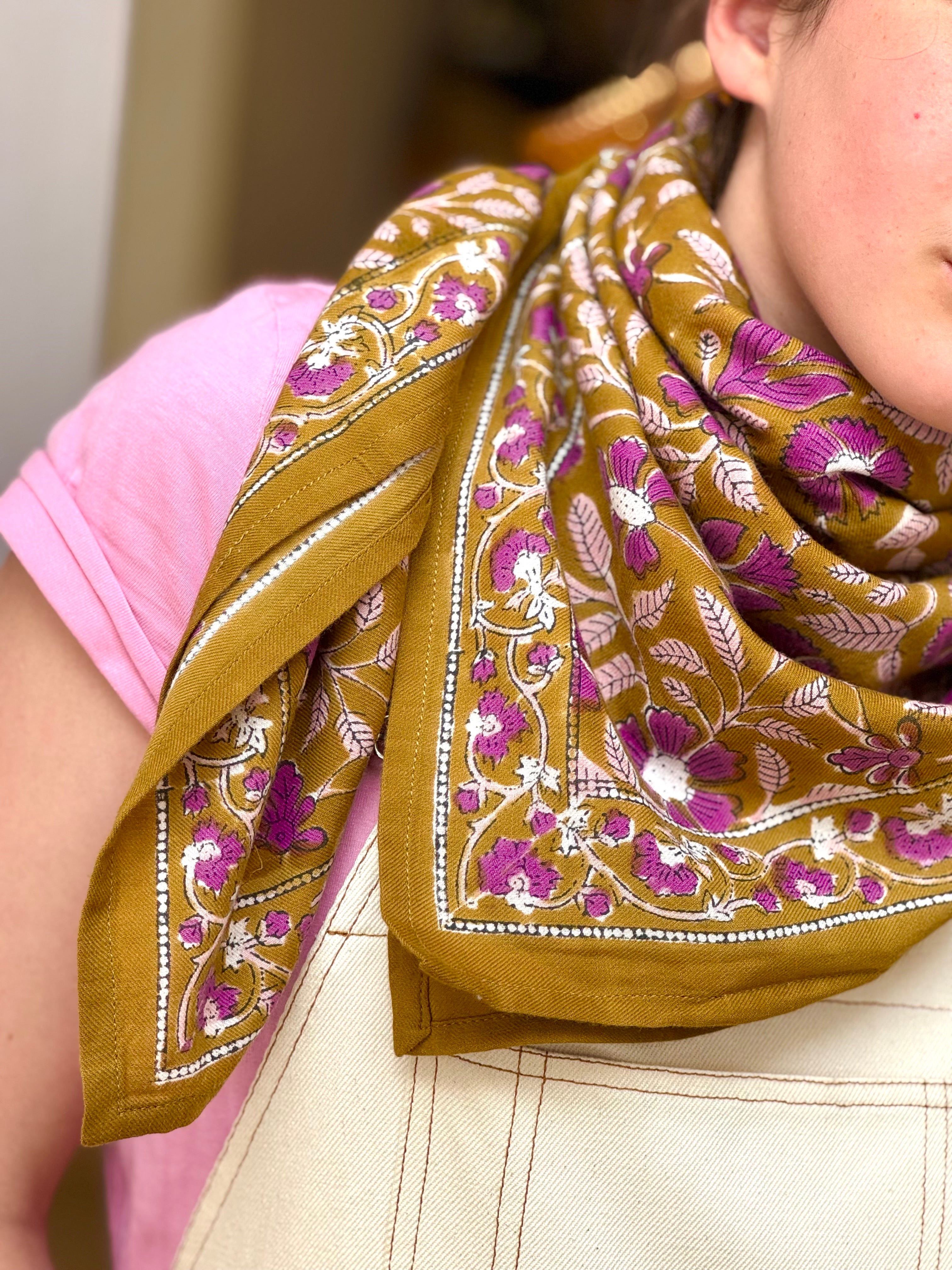 Gros plan sur le grand foulard N°115 Caramel noué