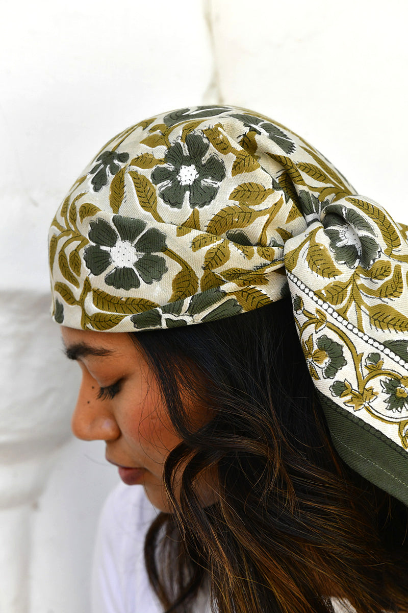 Grand foulard N°115 Vert porté en fichu sur la tête