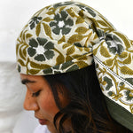 Grand foulard N°115 Vert porté en fichu sur la tête