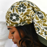 Grand foulard N°115 Vert porté en fichu sur la tête