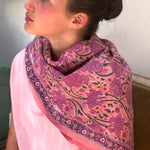 Grand foulard Nicée Rose de byzantine porté, vue de profil