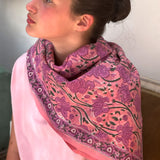 Grand foulard Nicée Rose de byzantine porté, vue de profil