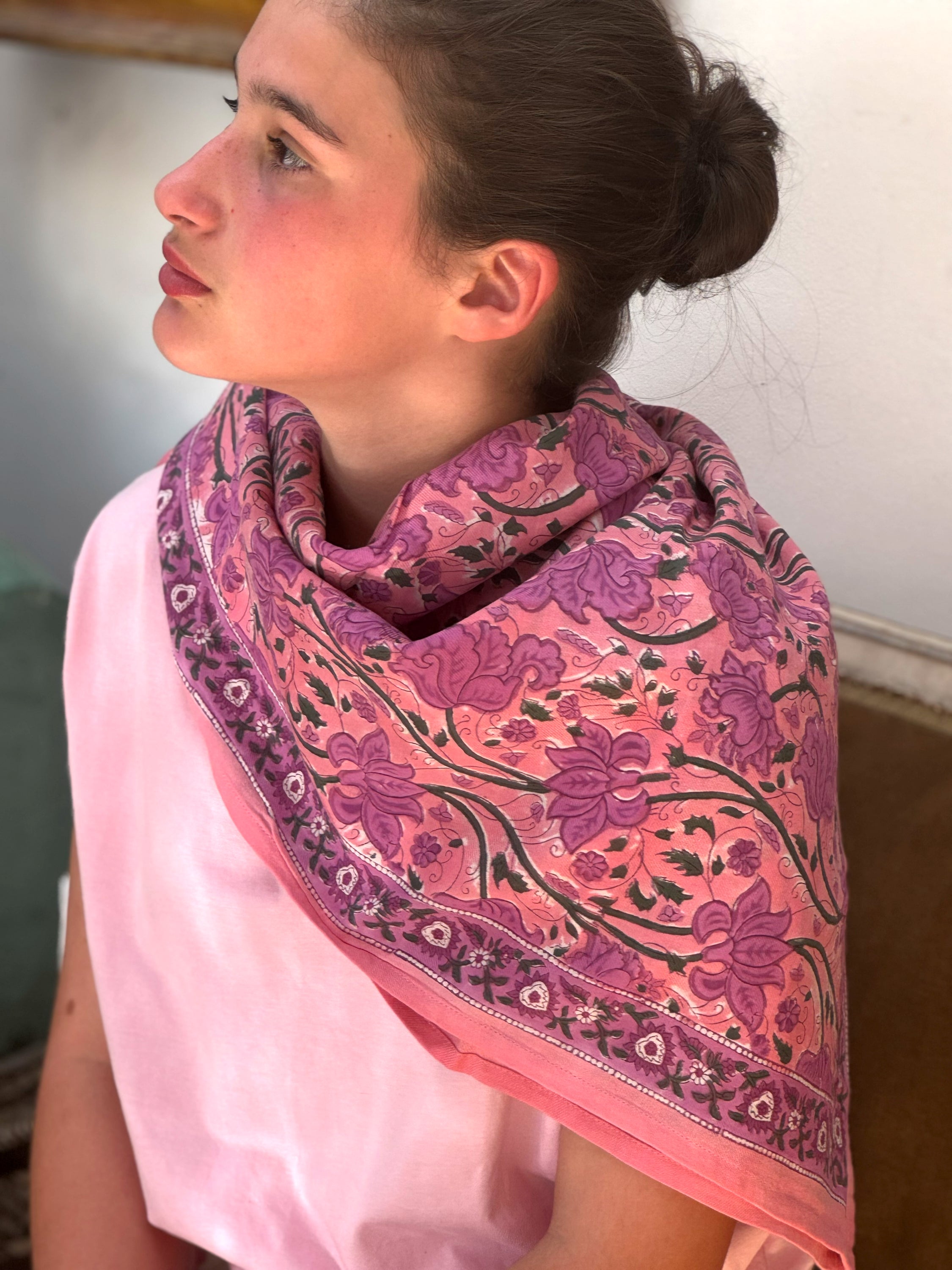 Grand foulard Nicée Rose de byzantine porté, vue de profil