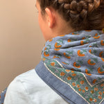Grand foulard Séléné Bleu horizon noué au cou, vue de dos