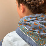Grand foulard Séléné Bleu horizon noué au cou, vue de dos