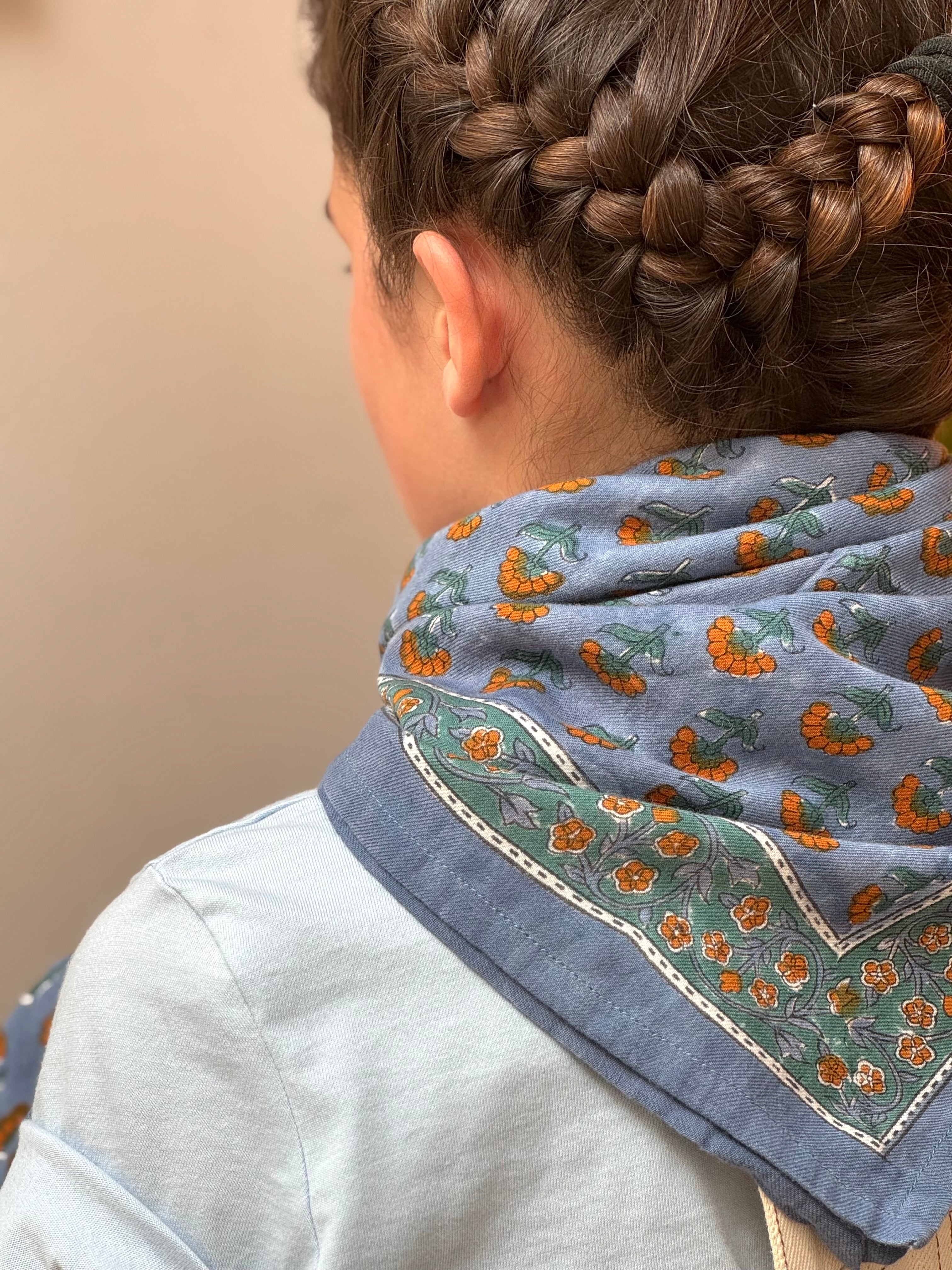 Grand foulard Séléné Bleu horizon noué au cou, vue de dos