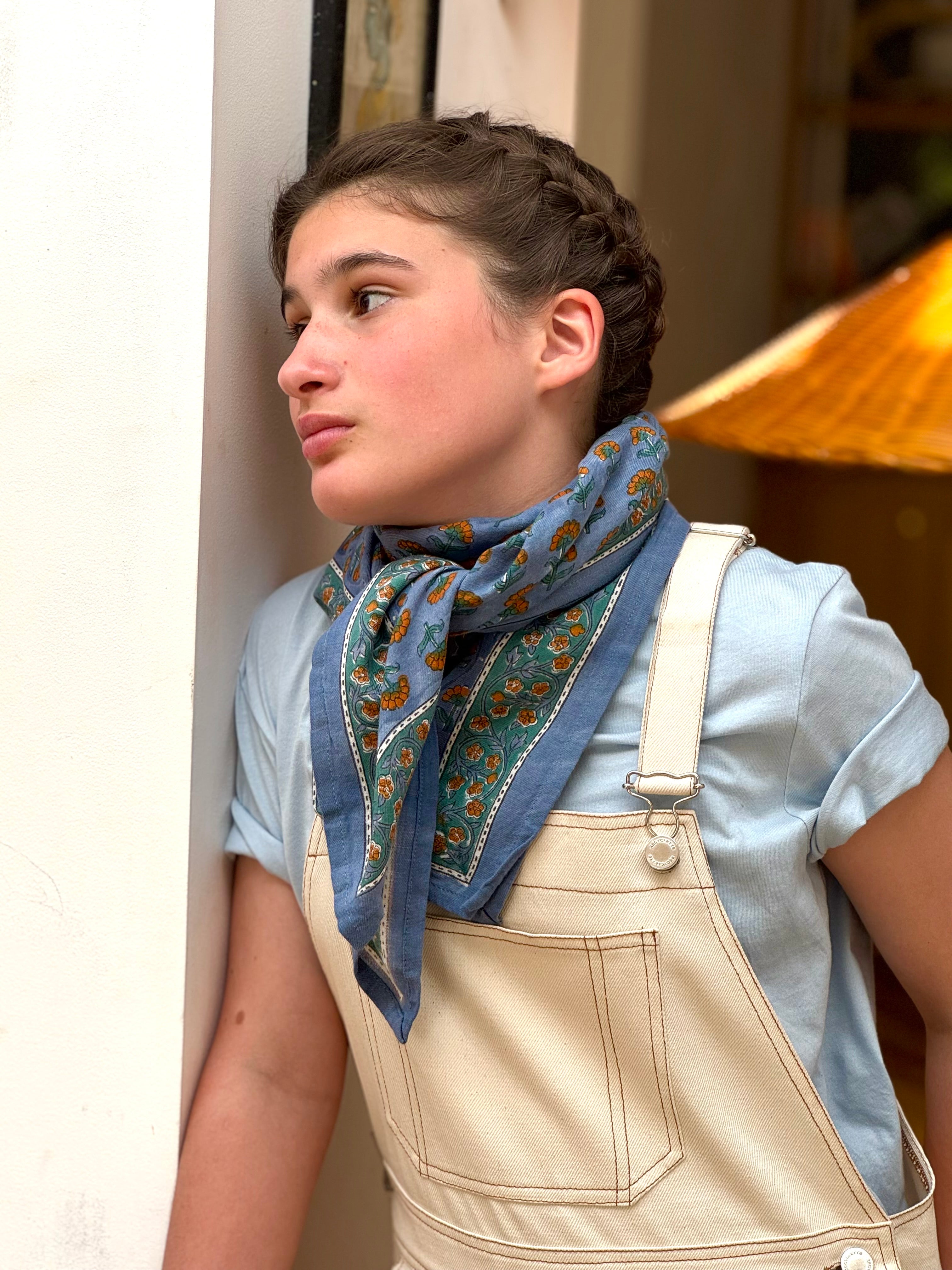 Grand foulard Séléné Bleu horizon porté avec une salopette écrue