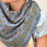 Gros plan sur le grand foulard Séléné Bleu horizon, petites fleurs orange