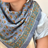 Gros plan sur le grand foulard Séléné Bleu horizon, petites fleurs orange