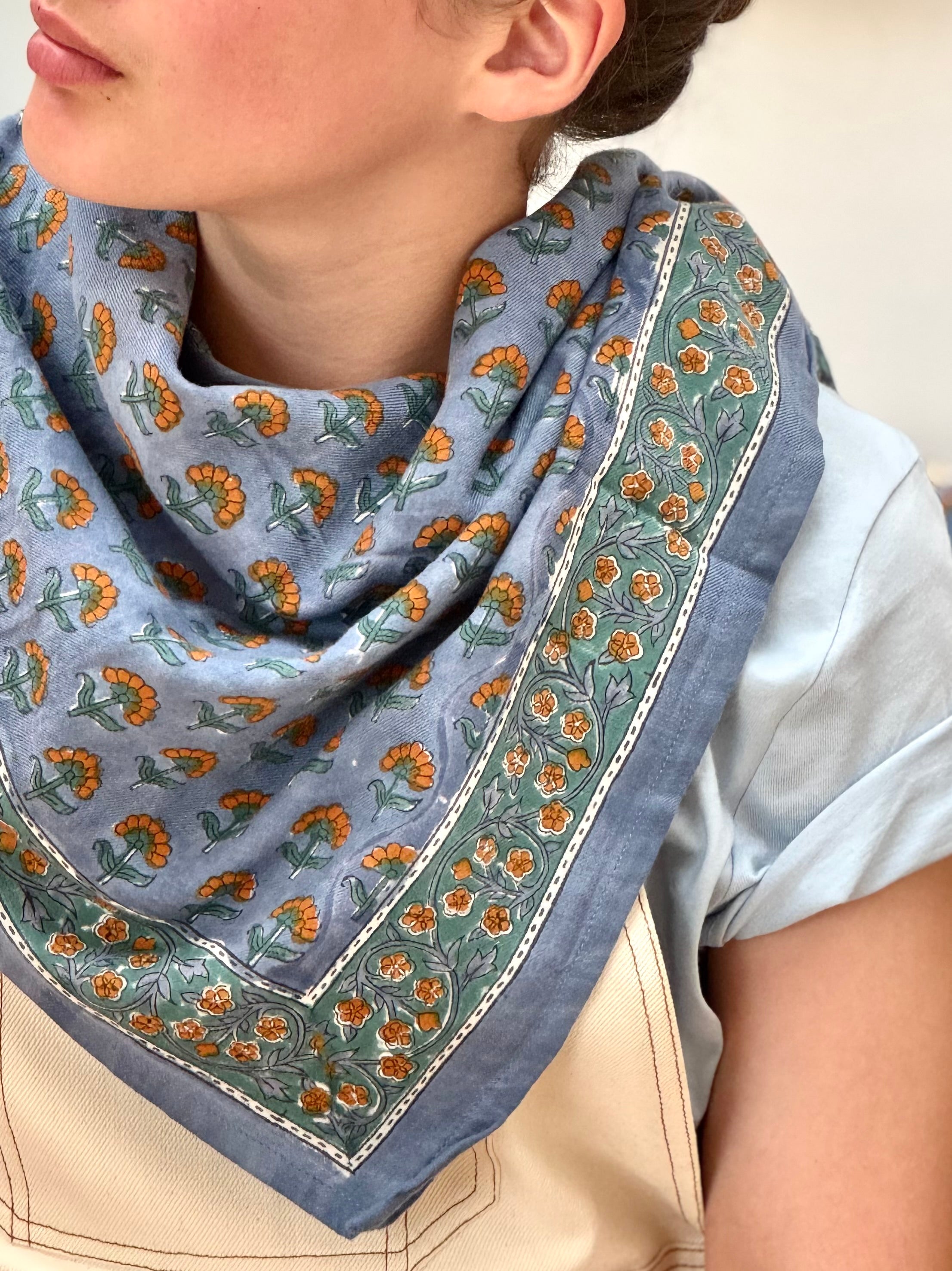Gros plan sur le grand foulard Séléné Bleu horizon, petites fleurs orange