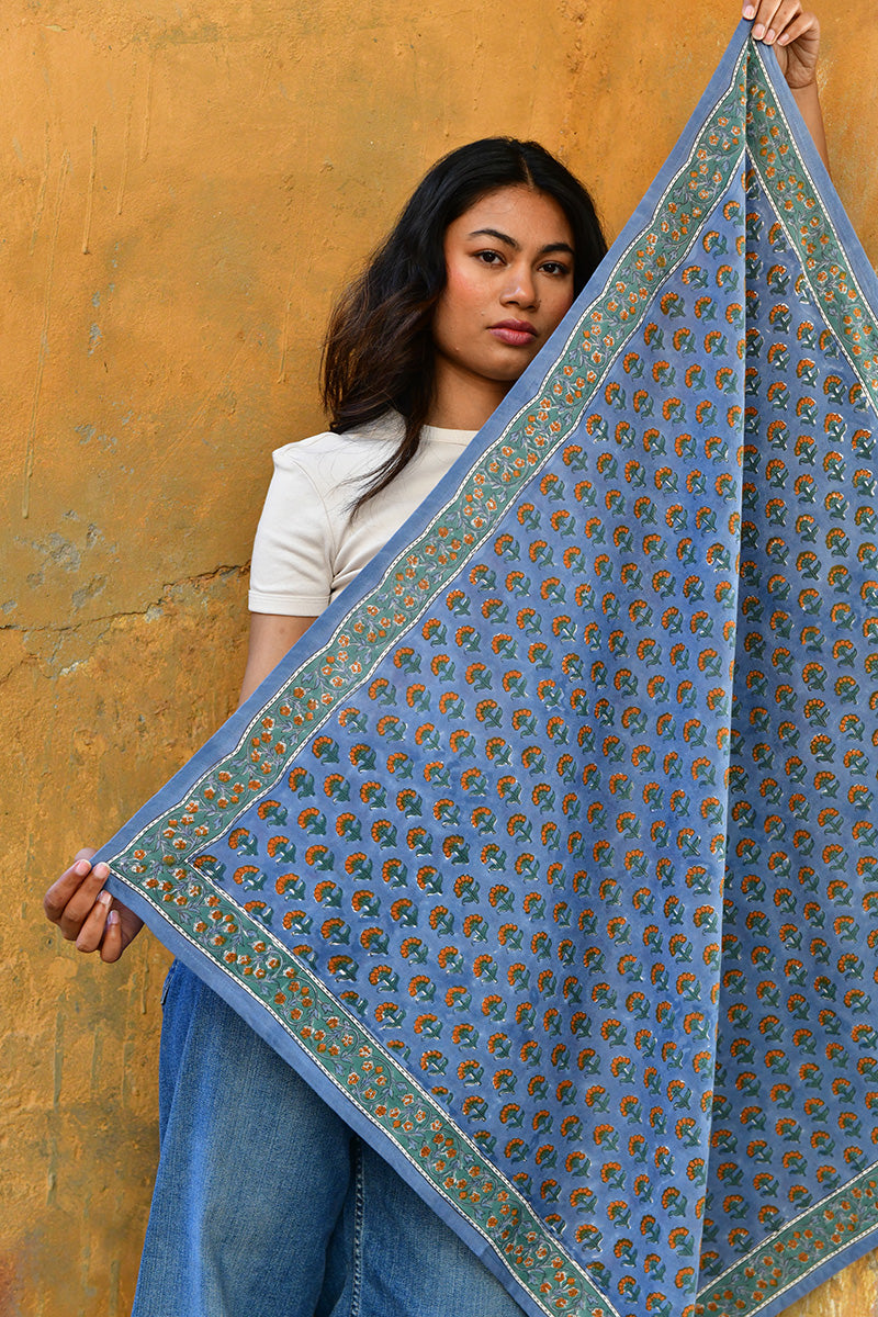 Grand foulard Séléné Bleu horizon tenu déplié à bout de bras