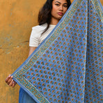 Grand foulard Séléné Bleu horizon tenu déplié à bout de bras