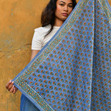 Grand foulard Séléné Bleu horizon tenu déplié à bout de bras
