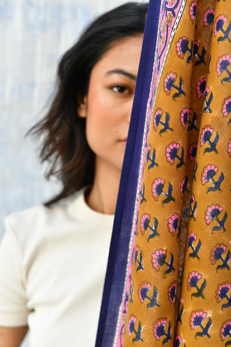 Détail du grand foulard Séléné Fauve, bouquets en semis et bordure bleu roi
