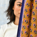 Détail du grand foulard Séléné Fauve, bouquets en semis et bordure bleu roi