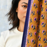 Détail du grand foulard Séléné Fauve, bouquets en semis et bordure bleu roi