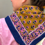 Grand foulard Séléné Fauve vu de dos sur une tresse, pointe et bordure bleu roi