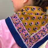 Grand foulard Séléné Fauve vu de dos sur une tresse, pointe et bordure bleu roi