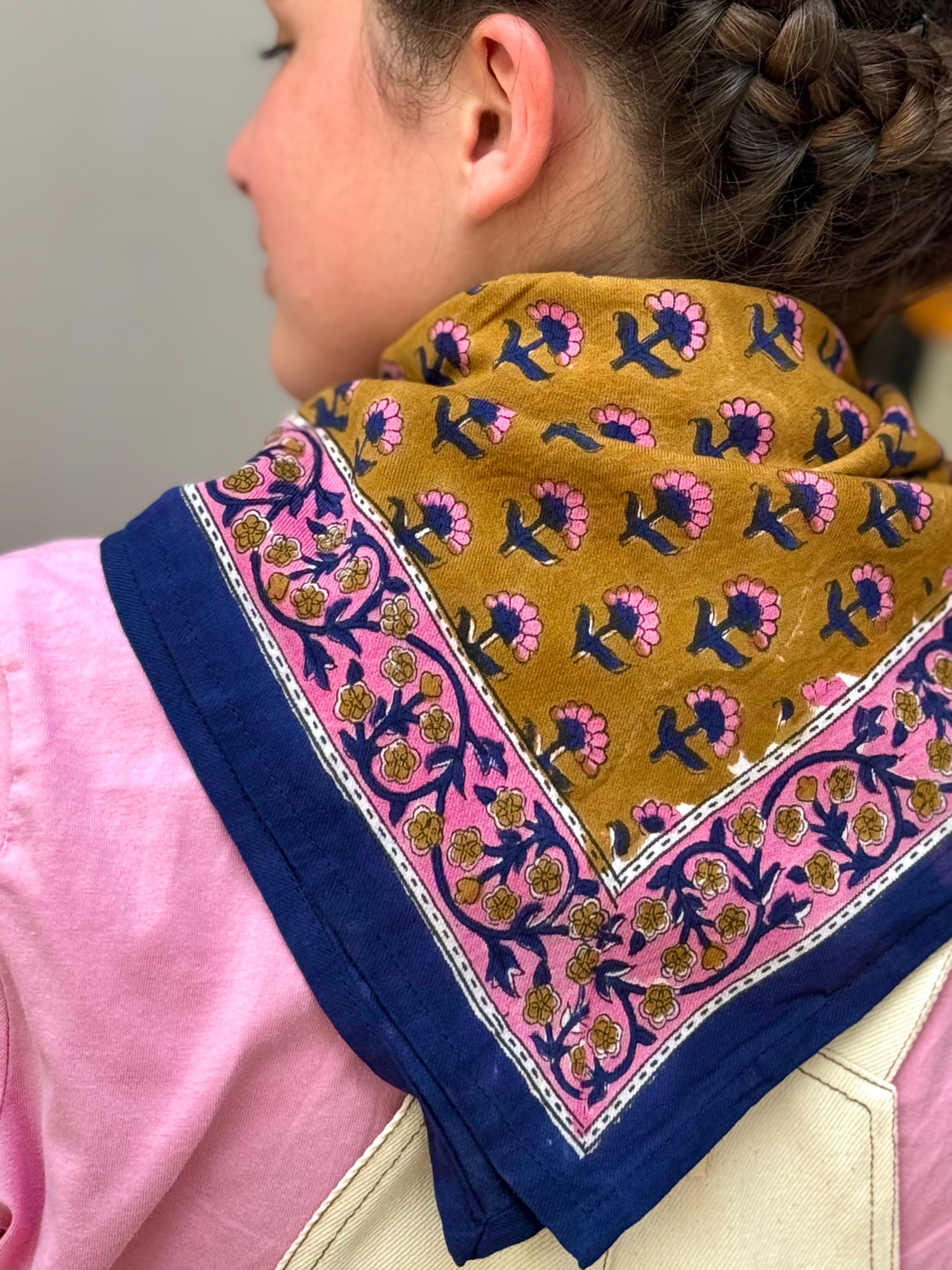 Grand foulard Séléné Fauve vu de dos sur une tresse, pointe et bordure bleu roi