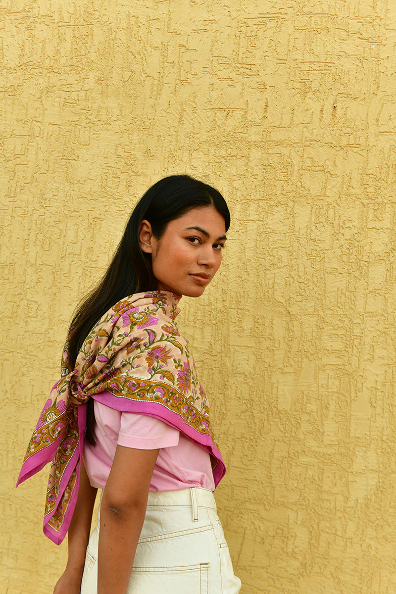Grand foulard Théodora Rose de byzantine porté sur l'épaule, vue de profil