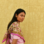 Grand foulard Théodora Rose de byzantine porté sur l'épaule, vue de profil