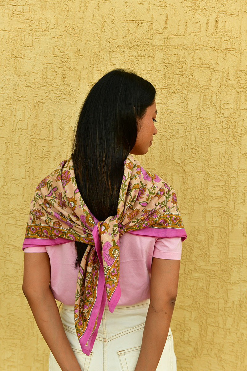 Grand foulard Théodora Rose noué dans le dos