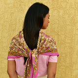 Grand foulard Théodora Rose noué dans le dos