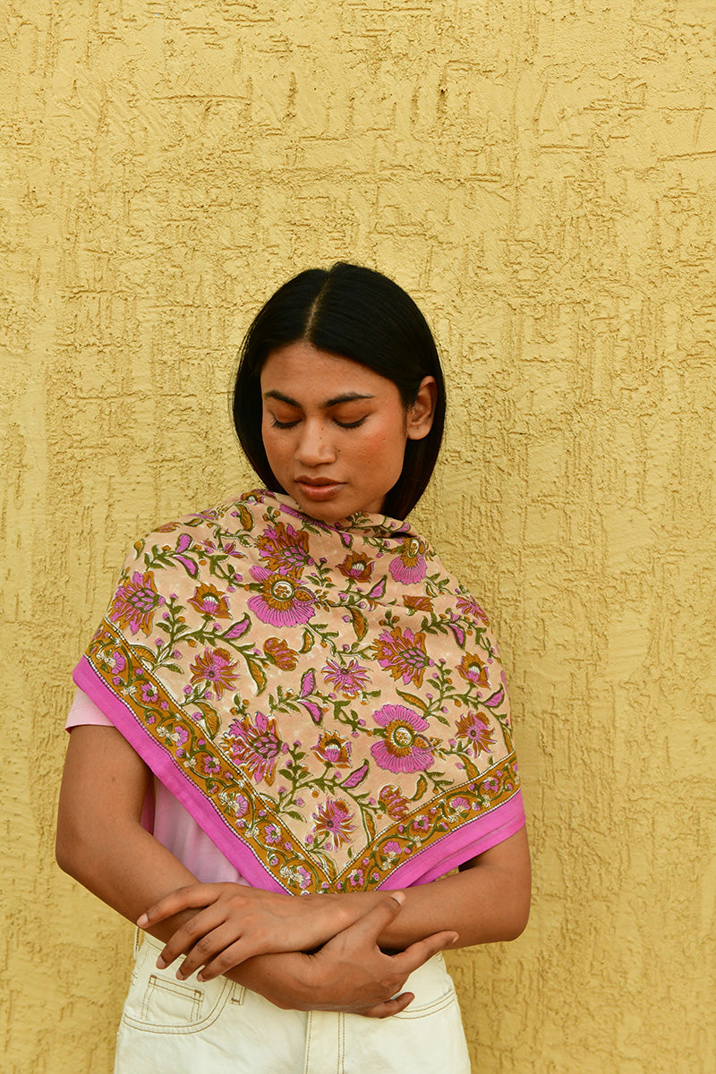 Grand foulard Théodora Rose porté en triangle, mains jointes