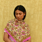 Grand foulard Théodora Rose porté en triangle, mains jointes