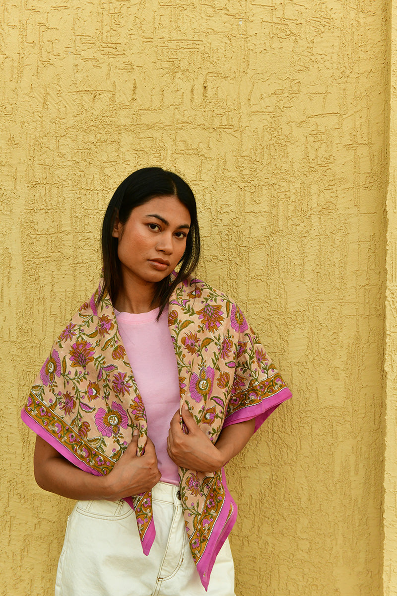Grand foulard Théodora Rose porté sur les épaules, tee-shirt rose