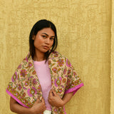Grand foulard Théodora Rose porté sur les épaules, tee-shirt rose