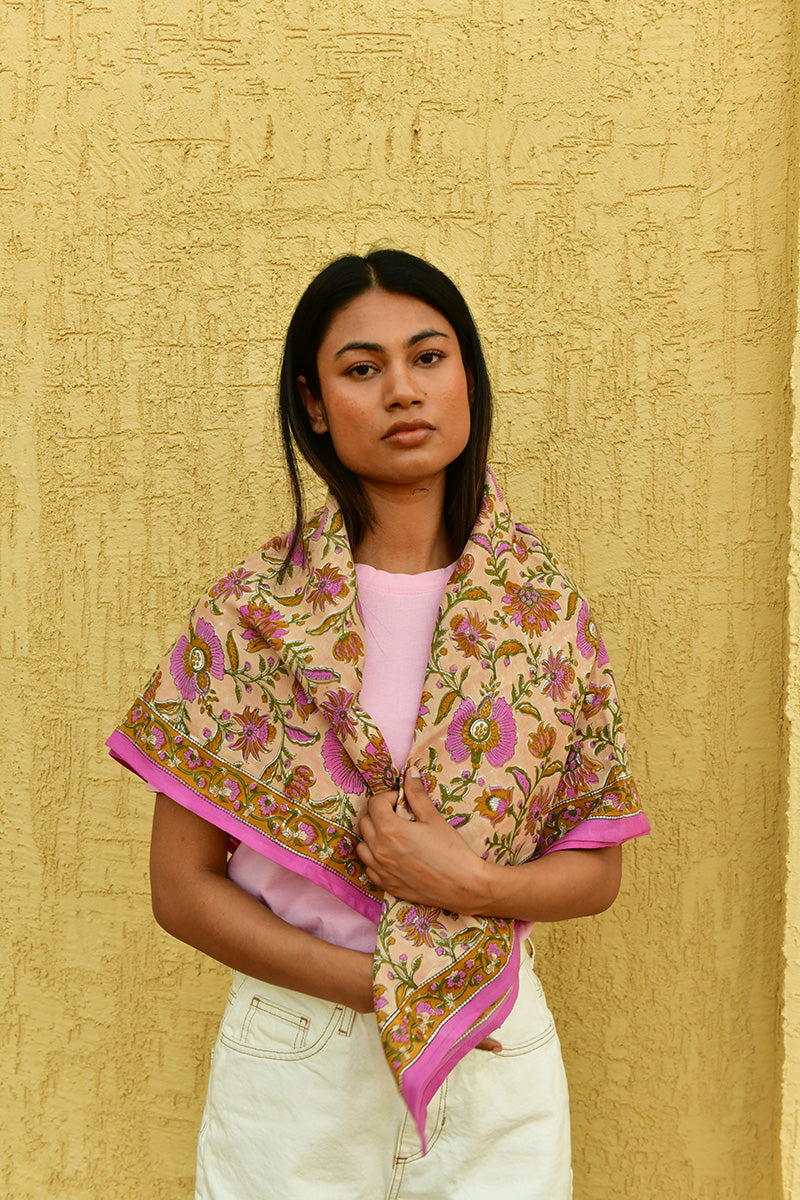 Grand foulard Théodora Rose noué devant, pantalon blanc