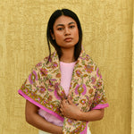 Grand foulard Théodora Rose noué devant, pantalon blanc