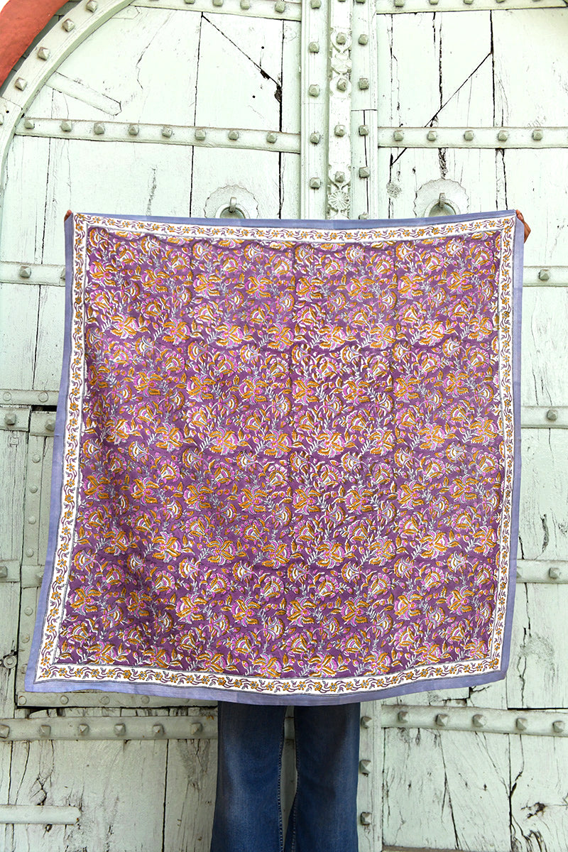 Grand foulard Totila Prune de byzantine tenu déplié