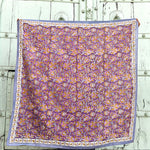 Grand foulard Totila Prune de byzantine tenu déplié