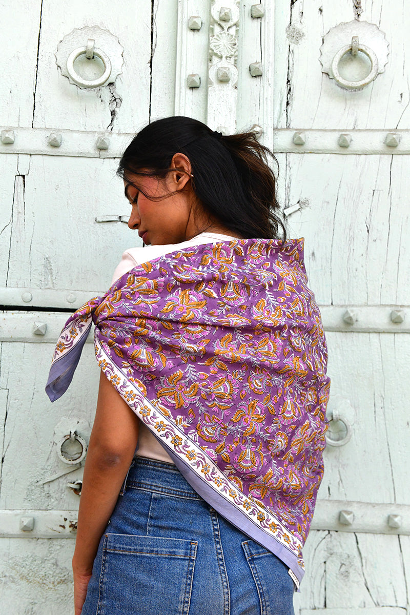 Grand foulard Totila Prune noué sur l'épaule, vue de dos