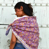 Grand foulard Totila Prune noué sur l'épaule, vue de dos