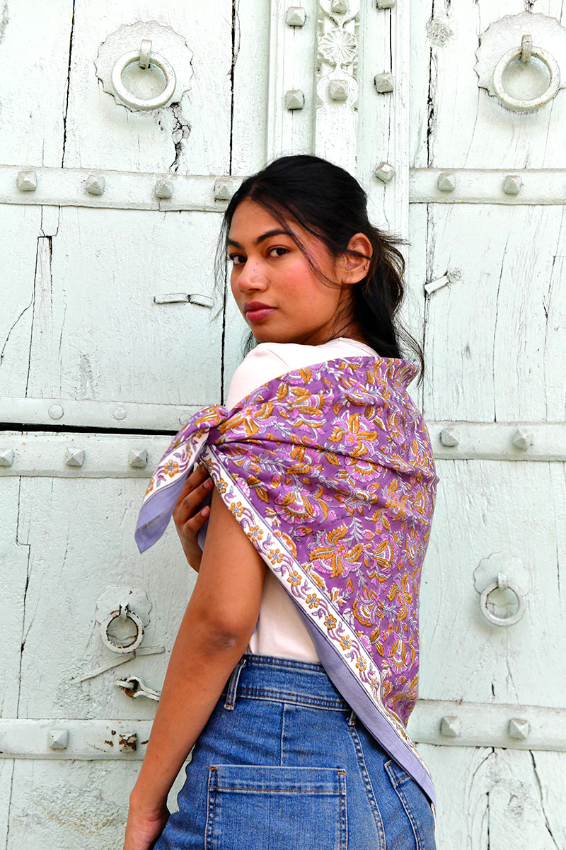 Grand foulard Totila Prune porté sur l'épaule avec un jean
