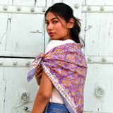 Grand foulard Totila Prune porté sur l'épaule avec un jean