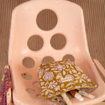 Grande trousse beauté Carthage Kaki ouverte sur une chaise rose, soins à l'intérieur