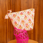 Gros plan sur la grande trousse beauté Éphèse Rose de Byzantine, imprimé fleuri rose