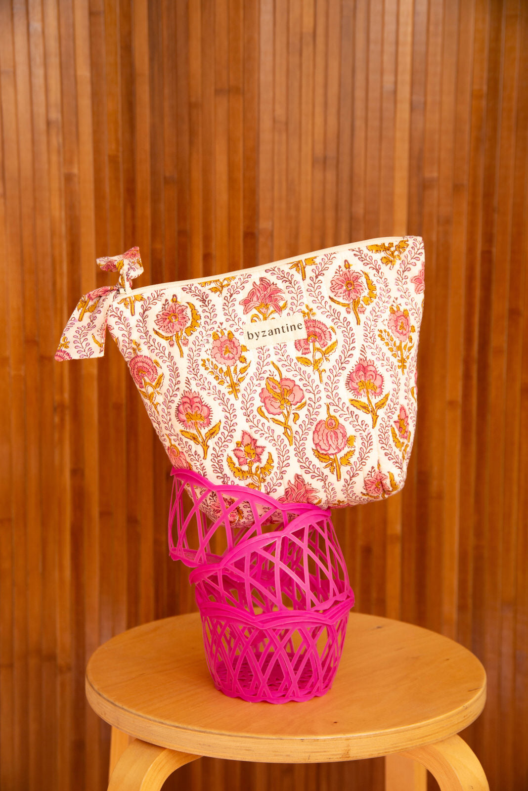 Gros plan sur la grande trousse beauté Éphèse Rose de Byzantine, imprimé fleuri rose