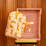 Grande trousse beauté Fauve Rose à zip moutarde posée contre une caisse rose