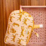 Gros plan sur la grande trousse beauté Fauve Rose, guépards ocre et nœud