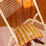 Grande trousse beauté Flora Passion ouverte sur une chaise pliante, soins à l'intérieur