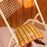 Grande trousse beauté Flora Passion ouverte sur une chaise pliante, soins à l'intérieur