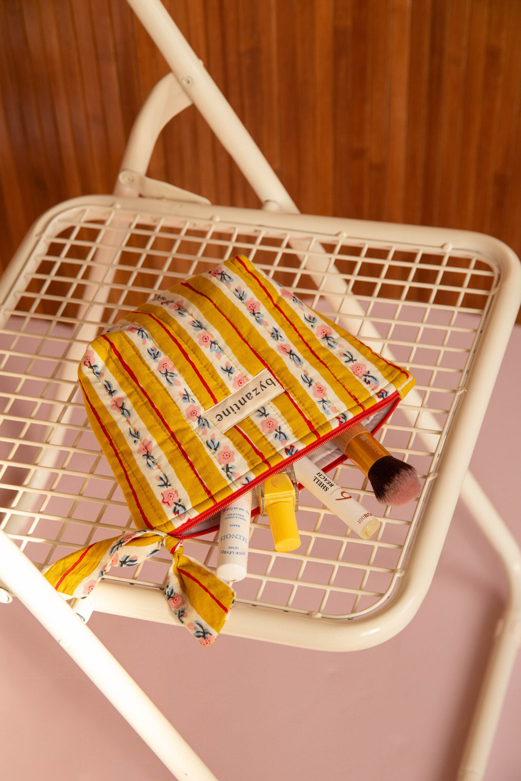 Grande trousse beauté Flora Passion ouverte vue de dessus, pinceaux et soins